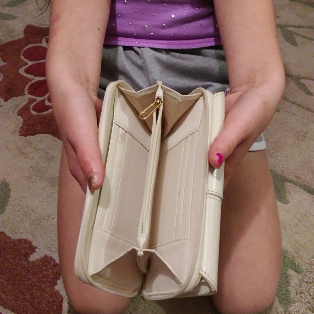 White Wallet - Picture 2 of 3